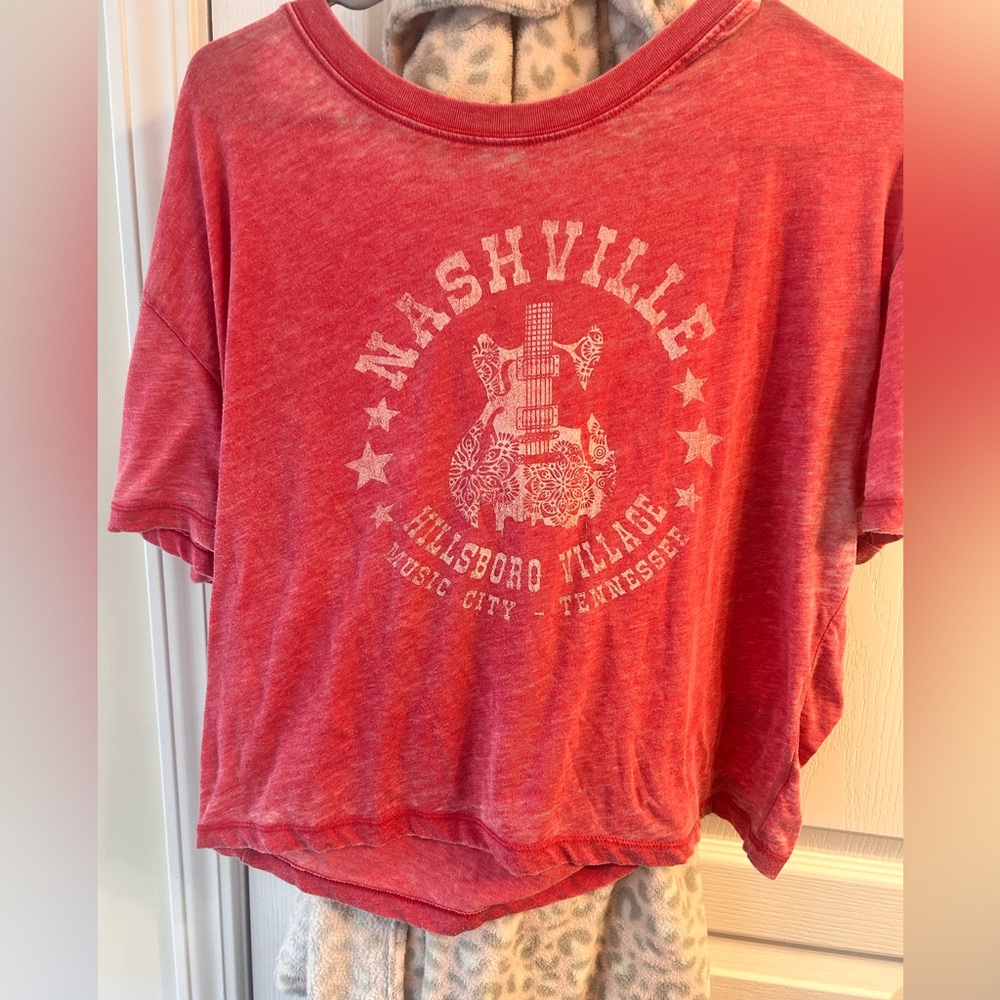 Oversized cropped Nashville tee